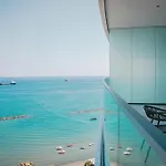 Apartment Stunning 1 Bed In Trilogy, Seafront