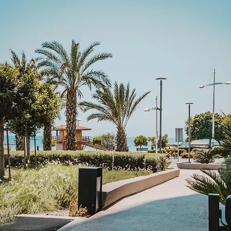 Stunning 1 Bed In Trilogy, Seafront *