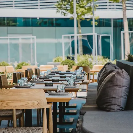 Stunning 1 Bed In Trilogy, Seafront *