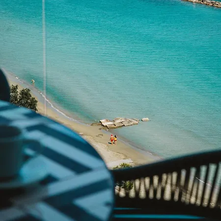 Stunning 1 Bed In Trilogy, Seafront *