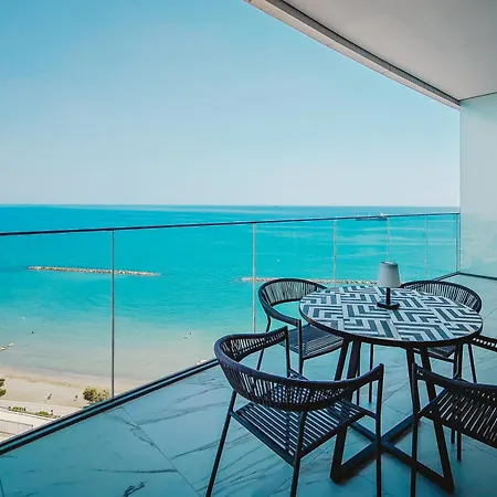 Stunning 1 Bed In Trilogy, Seafront