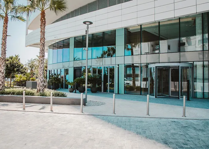 Stunning 1 Bed In Trilogy, Seafront *