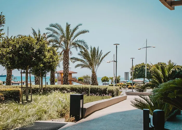 Stunning 1 Bed In Trilogy, Seafront *