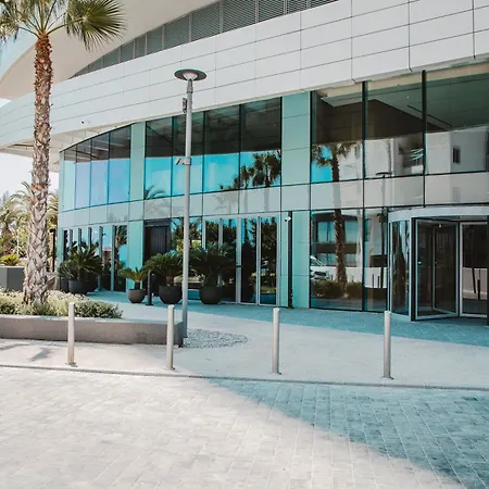 Stunning 1 Bed In Trilogy, Seafront *