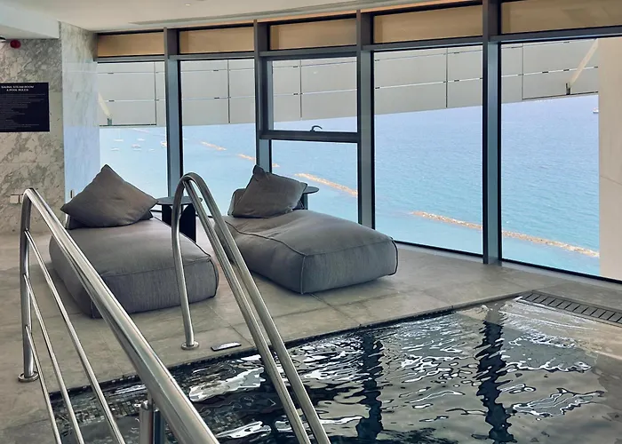 Stunning 1 Bed In Trilogy, Seafront *