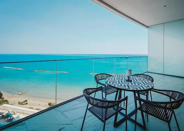 Stunning 1 Bed In Trilogy, Seafront